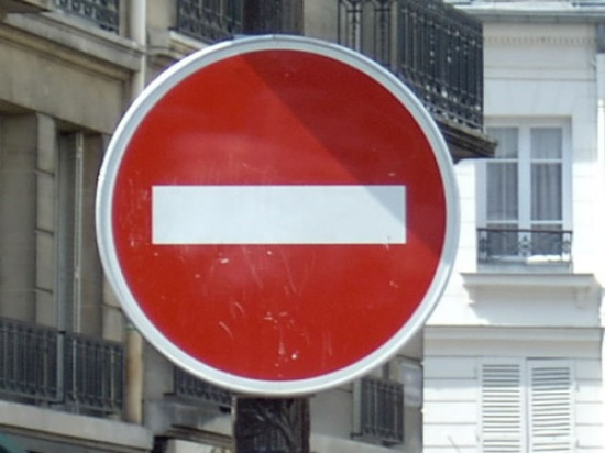 Il frappe un homme qui lui reproche de prendre un sens interdit