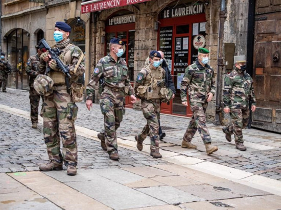 Lyon : le chef d'état-major de l'armée de Terre en visite auprès des soldats de l'opération Sentinelle