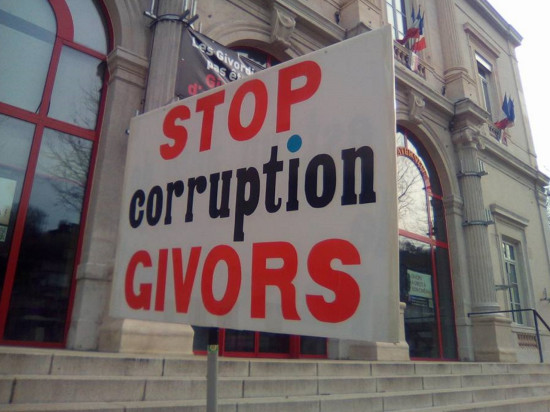 Affaires Passi : une casserolade devant la mairie de Givors