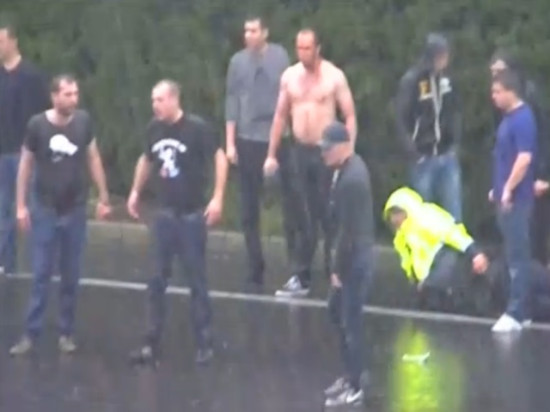 Affrontements entre supporters lyonnais et marseillais : "J’ai vu des gars passer sous les roues du bus, c’était effroyable"