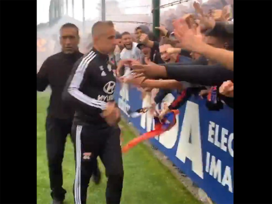 Derby : Sylvinho bouillant avec les supporters de l’OL - VIDEO