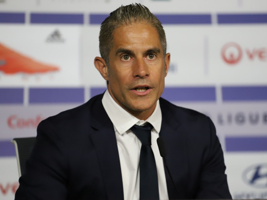 "J’aurais aimé avoir joué plus de onze matchs" : Sylvinho revient sur son expérience à la tête de l’OL