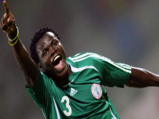 Taye Taiwo dans les petits papiers de l'OL Taye Taiwo dans les petits papiers de l'OL