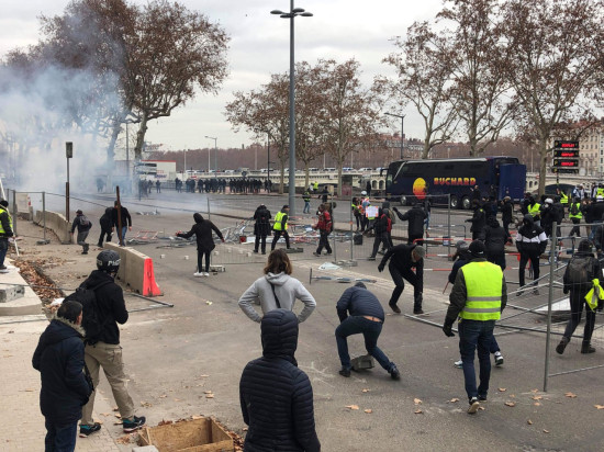 Acte XI des gilets jaunes : une voiture manque d'écraser des manifestants à Lyon - VIDEO