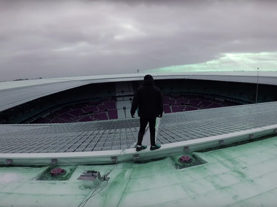 Un adepte du Parkour s'introduit dans le Groupama Stadium et finit sur le toit de l'enceinte