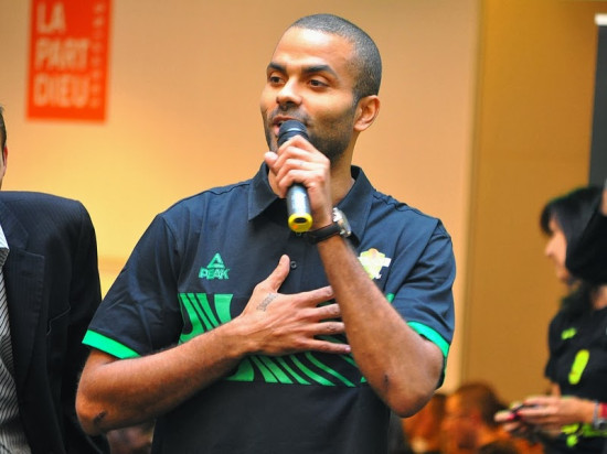 Tony Parker honoré lors de la soirée Champion des champions de L'Equipe