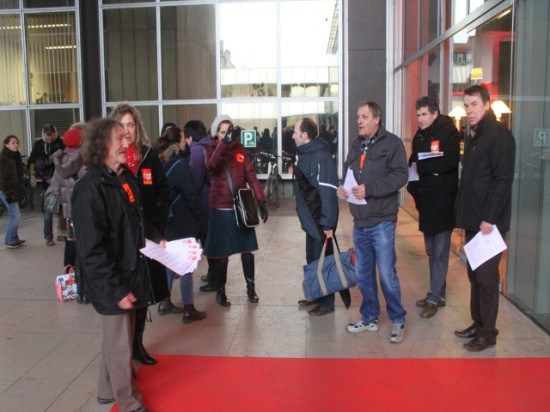 Distribution de tracts contre le projet de métropole européenne Distribution de tracts contre le projet de métropole européenne