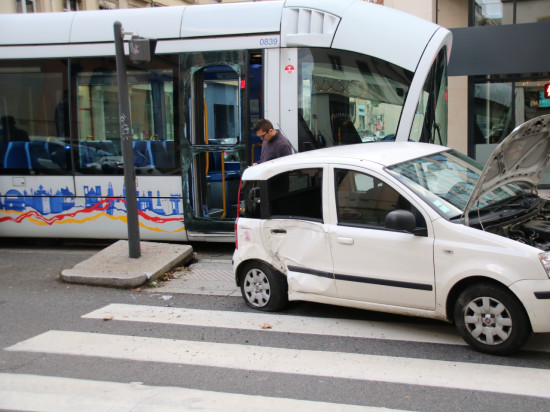 Un blessé léger dans une collision entre une voiture et un tram à Lyon Un blessé léger dans une collision entre une voiture et un tram à Lyon