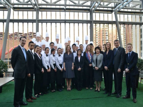 Le pavillon Rhône-Alpes de Shanghai visité par Valérie Trierweiler