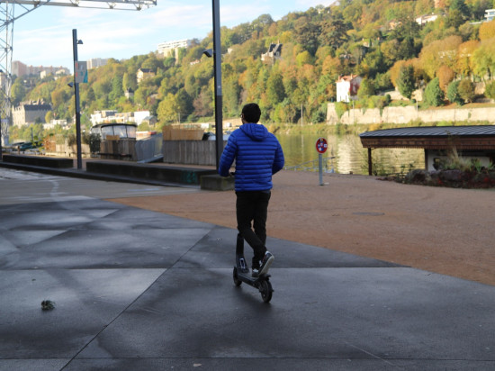 Interdiction des trottinettes sur les trottoirs à Lyon : "des engins qui peuvent être très dangereux"