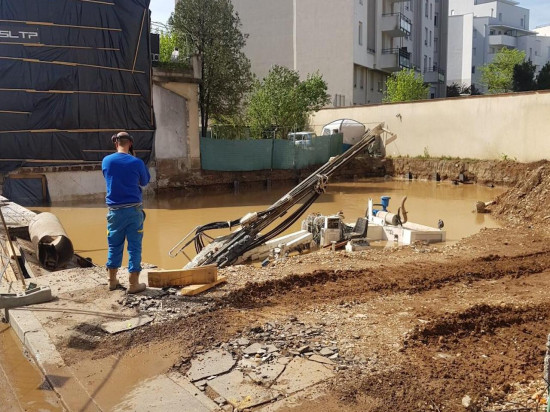 Une canalisation d'eau percée sur un chantier à Villeurbanne