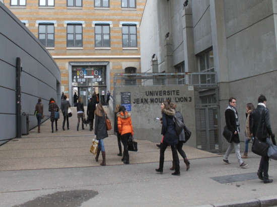Une pétition lancée par des étudiants de Lyon pour un système de cours à distance Une pétition lancée par des étudiants de Lyon pour un système de cours à distance