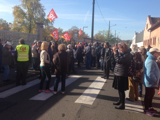 Une centaine de personnes manifestent pour soutenir les salariés de Veninov à Vénissieux