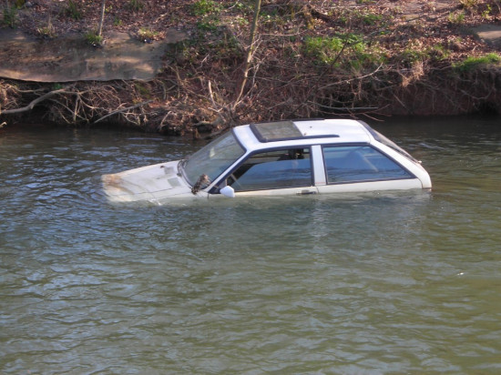 Irigny : occupé, l'homme ne s'aperçoit pas que sa voiture coule dans le Rhône