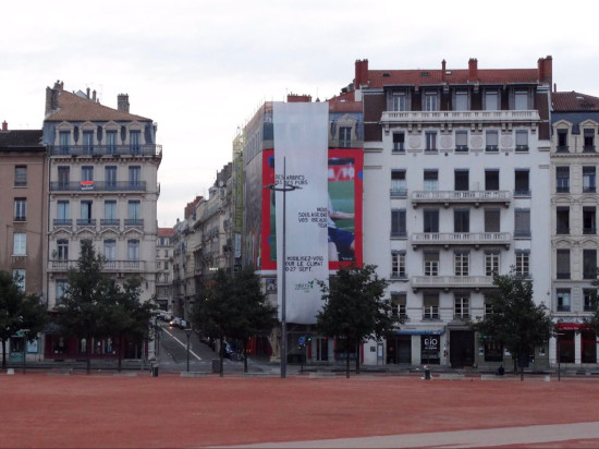 Lyon : une banderole anti-pub accrochée place Bellecour