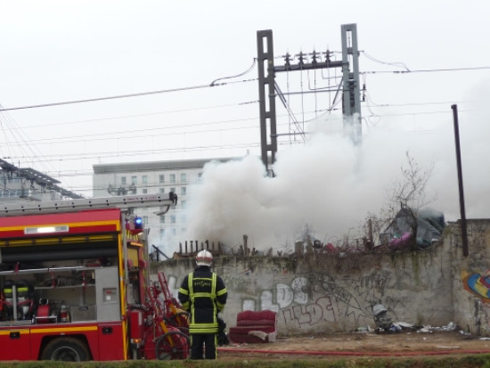 Les Roms ont 6 mois pour quitter le terrain occup&eacute; rue Paul Bert, le long des lignes SNCF