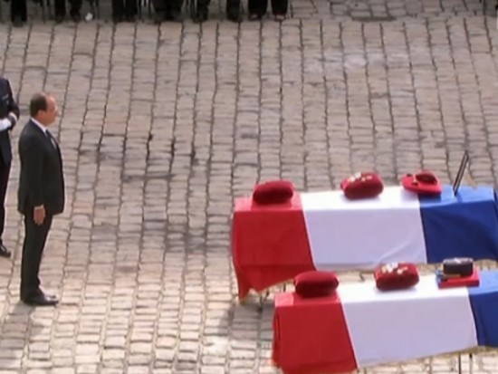 Hollande remet la Légion d'Honneur à Thierry Serrat, mort en Afghanistan