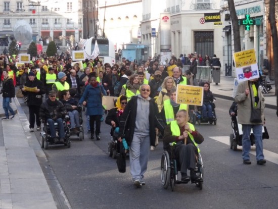 Loi handicap : 300 personnes manifestent pour rendre Lyon accessible Loi handicap : 300 personnes manifestent pour rendre Lyon accessible
