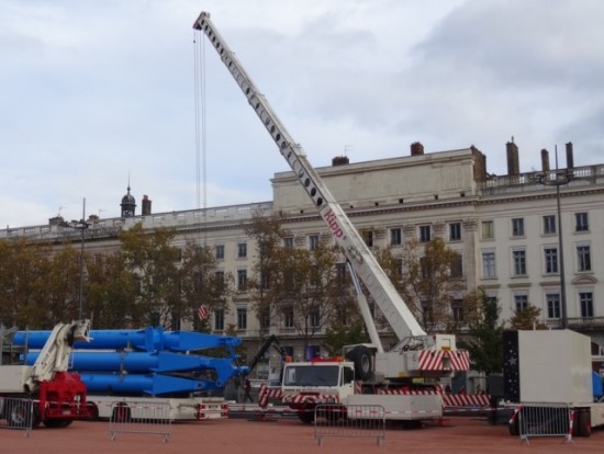 Lyon : début de l'installation de la Grande Roue sur la Place Bellecour