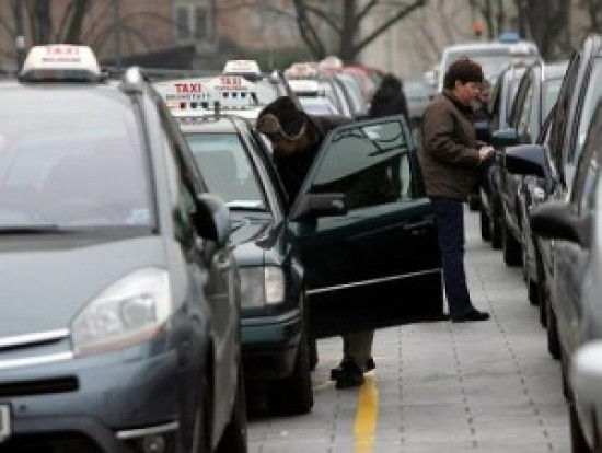 Un faux taxi conduisait ses clients sans permis