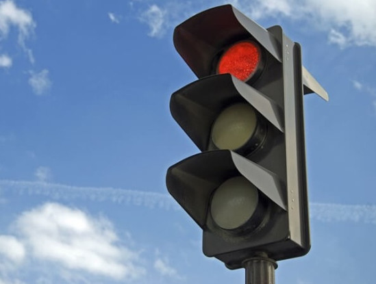 Il grille un feu rouge : l’homme roulait beaucoup trop vite