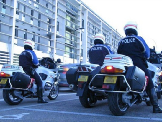 Des motards de la police patrouillent la nuit