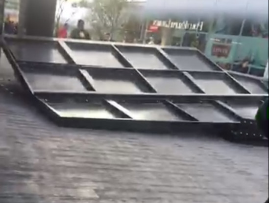 The Village : un immense portail tombe, trois blessés