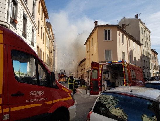 Lyon : important incendie dans le 7e arrondissement, un mort Lyon : important incendie dans le 7e arrondissement, un mort