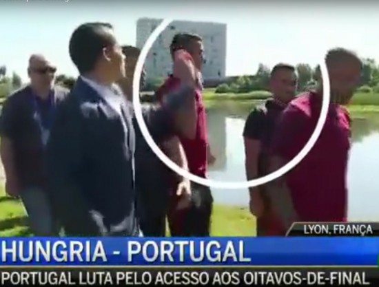 En balade d’avant-match à Lyon, Ronaldo s’énerve contre un journaliste (VIDEO) En balade d’avant-match à Lyon, Ronaldo s’énerve contre un journaliste (VIDEO)