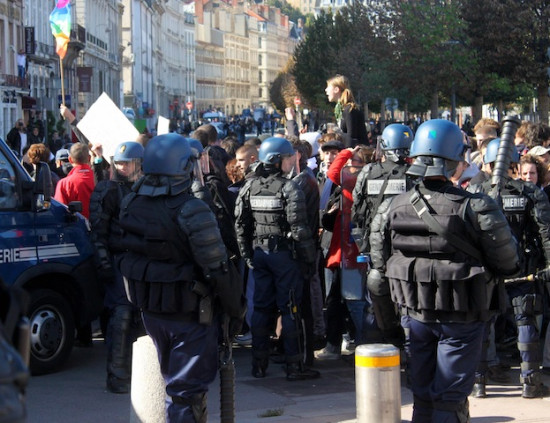 Manifestations : quand les forces de l’ordre transforment la place Bellecour en souricière