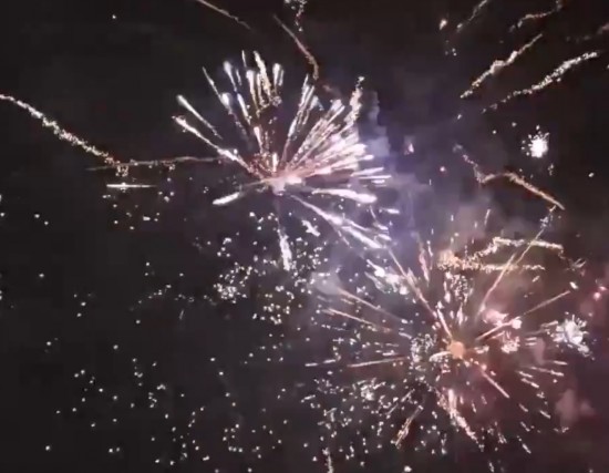 Lyon : un feu d’artifice surprise tiré place Bellecour - VIDEO