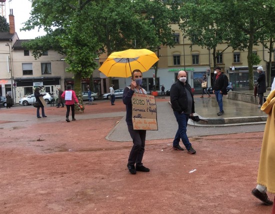 Lyon : sous la pluie, avec des masques et à distance, ils manifestent pour le 1er mai