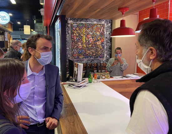 Lyon : Grégory Doucet joue les Jacques Chirac aux Halles Paul-Bocuse pour ses 100 premiers jours de maire