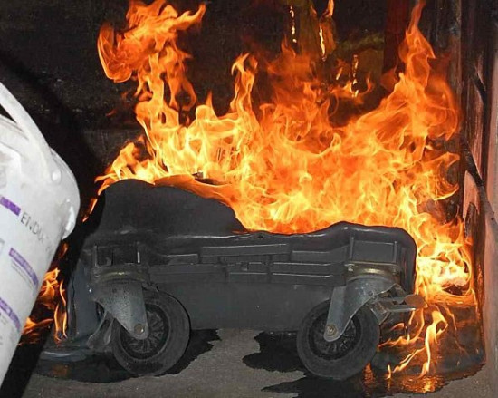 Des filles pyromanes en centre-ville de Chassieu Des filles pyromanes en centre-ville de Chassieu