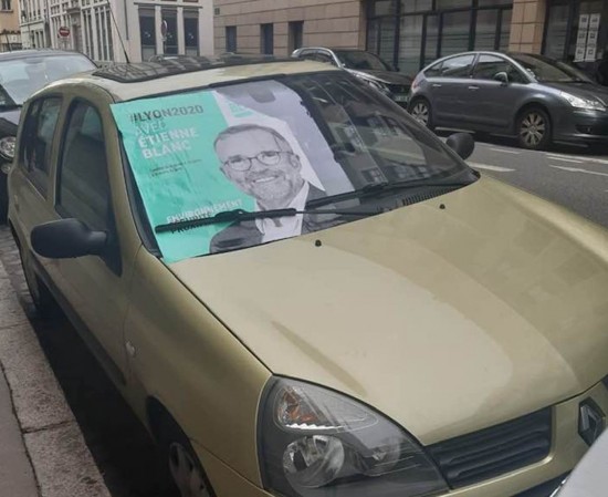 Municipales à Lyon : candidate de Denis Broliquier, elle retrouve une affiche d’Etienne Blanc collée sur sa voiture