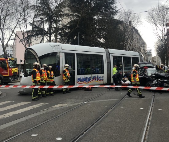 Villeurbanne : deux blessées après un accident voiture/tramway Villeurbanne : deux blessées après un accident voiture/tramway