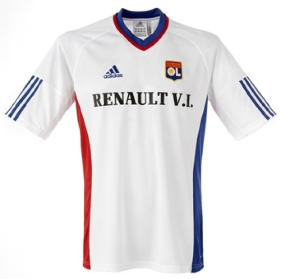 Nostalgie : 10 ans apr&egrave;s son premier sacre, l&rsquo;OL r&eacute;&eacute;dite son maillot 2001-02
