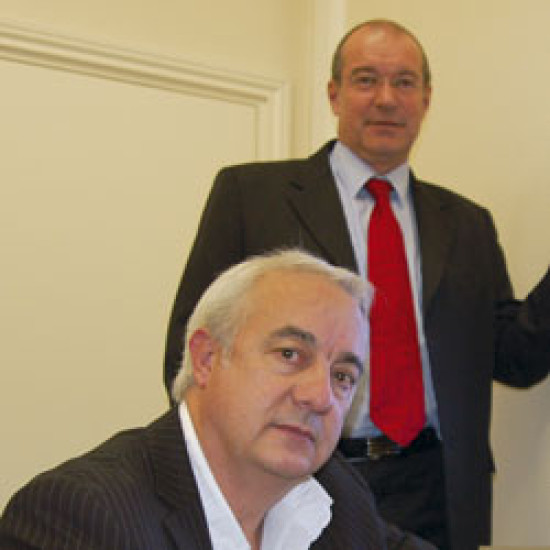 Deux Lyonnais lancent la première voiture électrique grand public