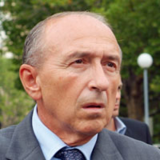 Collomb agressé à la mairie du 6ème