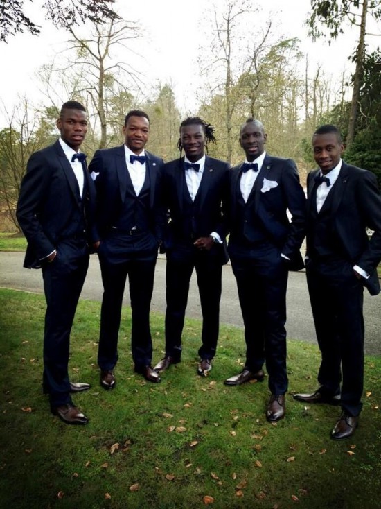 La bande à Gomis présente le nouveau smoking de l'Equipe de France La bande à Gomis présente le nouveau smoking de l'Equipe de France