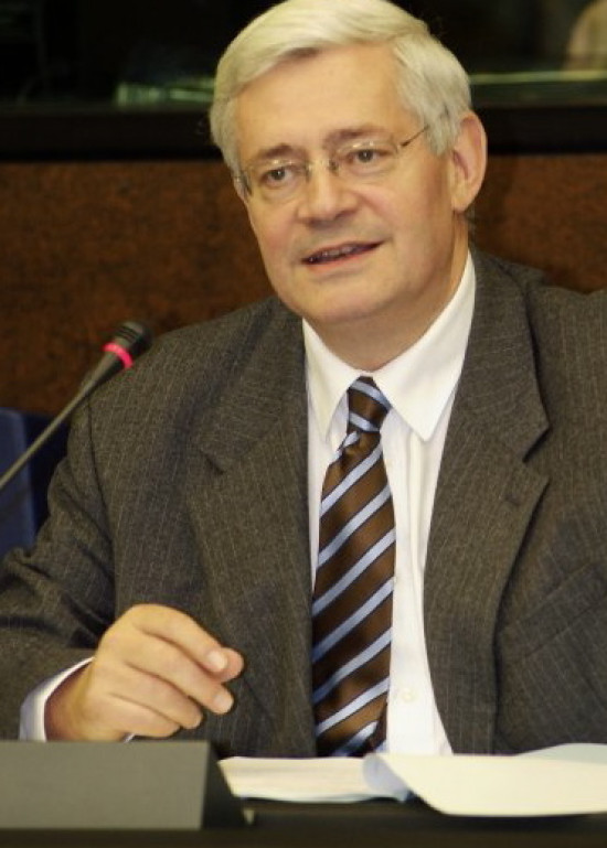 Bruno Gollnisch : «Petit bonhomme pas mort !»