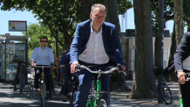 Bruno Bernard veut frapper fort : 2000 V&eacute;lo&rsquo;v &eacute;lectriques et 100 km de nouvelles pistes annonc&eacute;s pour la M&eacute;tropole de Lyon