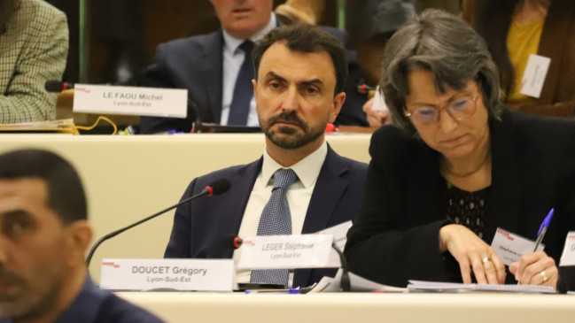 Des policiers d&eacute;barquent &agrave; l'H&ocirc;tel de Ville de Lyon pour voir le maire Gr&eacute;gory Doucet : ce que l'on sait