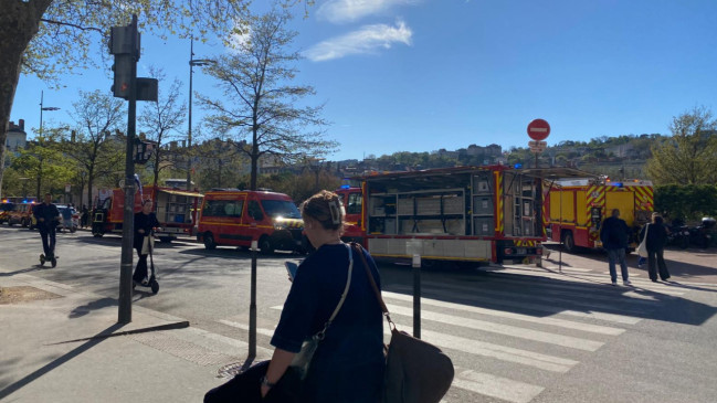 Lyon : impressionnant d&eacute;ploiement de pompiers &agrave; Bellecour, la station de m&eacute;tro &eacute;vacu&eacute;e