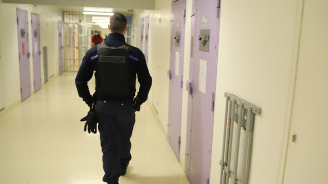 Près de Lyon, un détenu attaque un surveillant avec un stylo : l'agent visé au cou Près de Lyon, un détenu attaque un surveillant avec un stylo : l'agent visé au cou