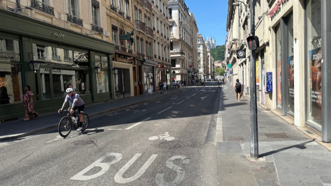 Lyon : associations de cyclistes et pi&eacute;tons d&eacute;noncent la r&eacute;ouverture de la rue Grenette et l&rsquo;assouplissement de la ZTL