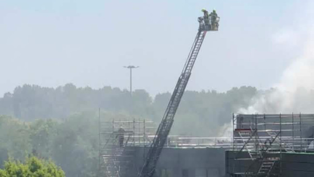 Un &eacute;norme panache de fum&eacute;e visible &agrave; des kilom&egrave;tres : spectaculaire incendie pr&egrave;s du p&eacute;riph&eacute;rique lyonnais