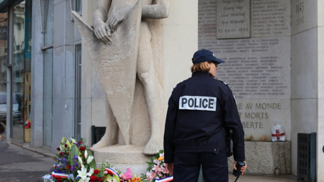 Vandalisme place Bellecour : le Veilleur de Pierre ciblé, la colère du maire de Lyon Vandalisme place Bellecour : le Veilleur de Pierre ciblé, la colère du maire de Lyon