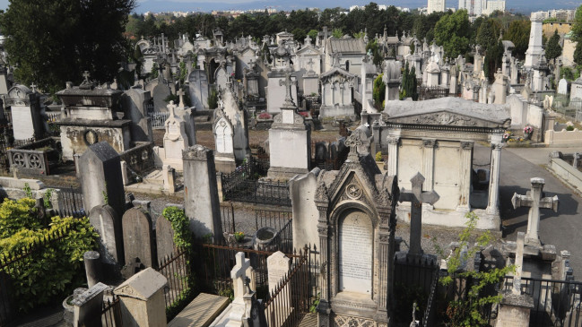 Le corps d'une femme d&eacute;couvert dans un cimeti&egrave;re &agrave; Lyon