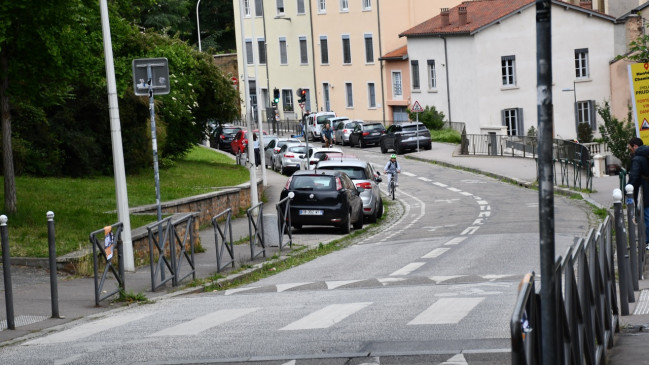 "Une consultation de façade" : la mairie du 5e accusée de vouloir rouvrir le Chemin Neuf aux voitures "Une consultation de façade" : la mairie du 5e accusée de vouloir rouvrir le Chemin Neuf aux voitures